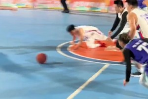 太抢眼了！😲圣诞赛后米切尔·罗宾逊驾驶他的神仙座驾离开球馆